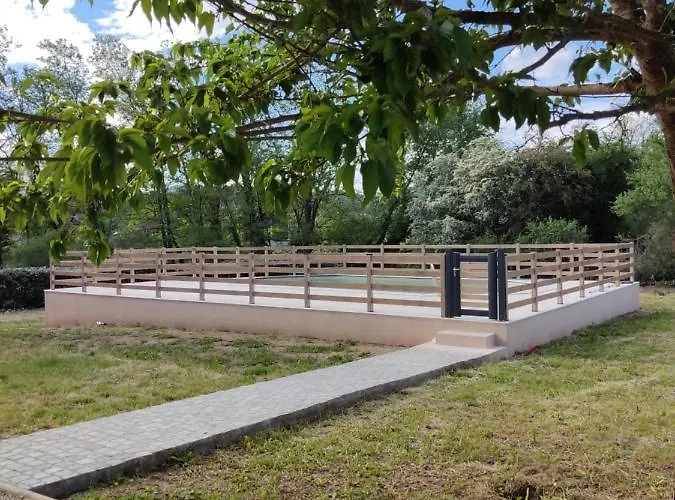 Lilas Du Mas De La Chataigneraie Dans Le Gard Pres De Vallon Pont D Arc Guest house